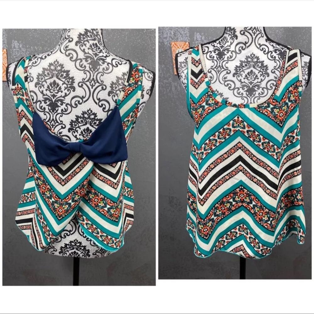Living Doll patterned flowy tank top with bow embellishment and split hem. sz M